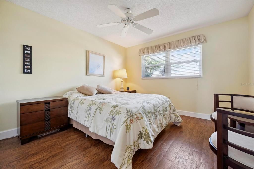 待售: $550,000 (2 贝兹, 2 浴室, 1296 平方英尺)