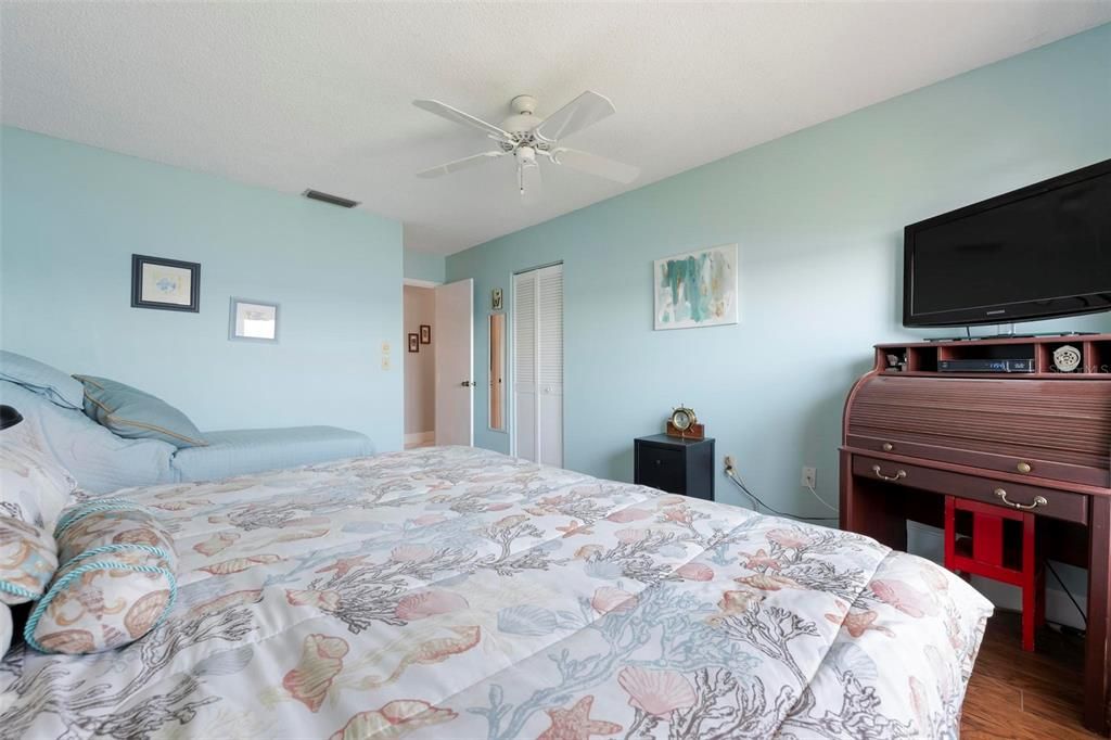 待售: $550,000 (2 贝兹, 2 浴室, 1296 平方英尺)