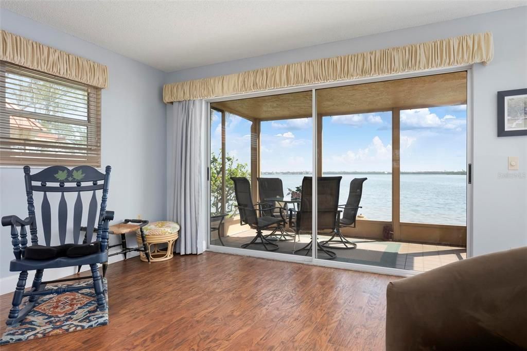 待售: $550,000 (2 贝兹, 2 浴室, 1296 平方英尺)