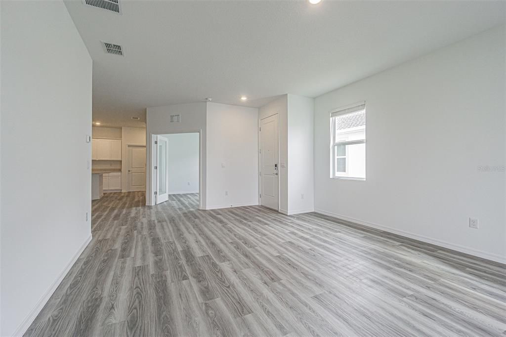 For Rent: $2,400 (3 beds, 2 baths, 1565 Square Feet)