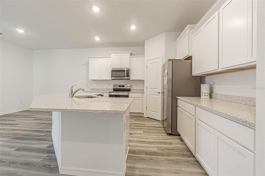 For Rent: $2,400 (3 beds, 2 baths, 1565 Square Feet)