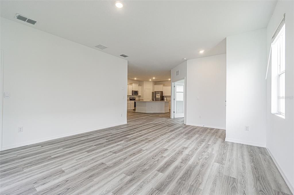 For Rent: $2,400 (3 beds, 2 baths, 1565 Square Feet)