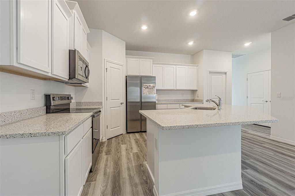 For Rent: $2,400 (3 beds, 2 baths, 1565 Square Feet)