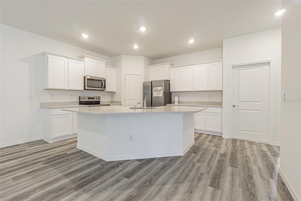 For Rent: $2,400 (3 beds, 2 baths, 1565 Square Feet)