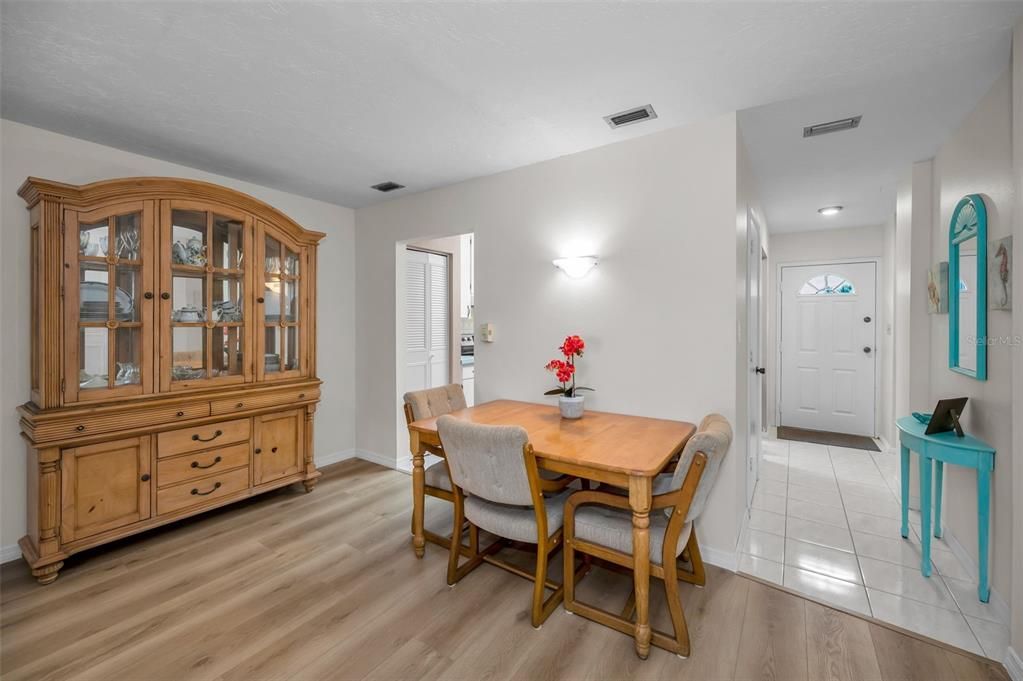 待售: $249,000 (2 贝兹, 2 浴室, 1155 平方英尺)