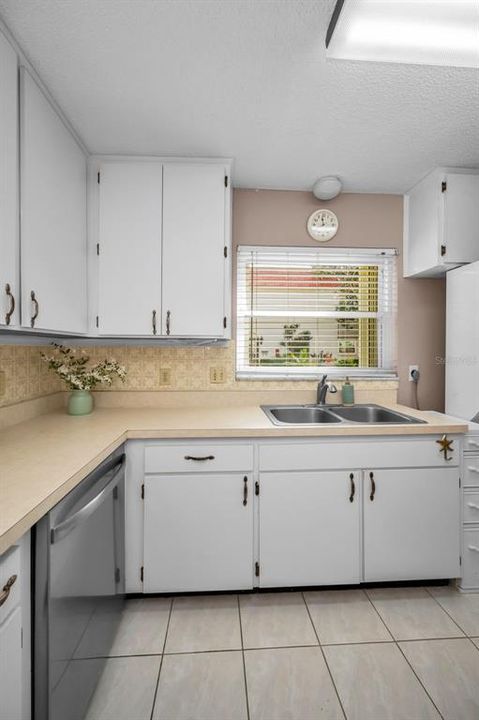 待售: $249,000 (2 贝兹, 2 浴室, 1155 平方英尺)