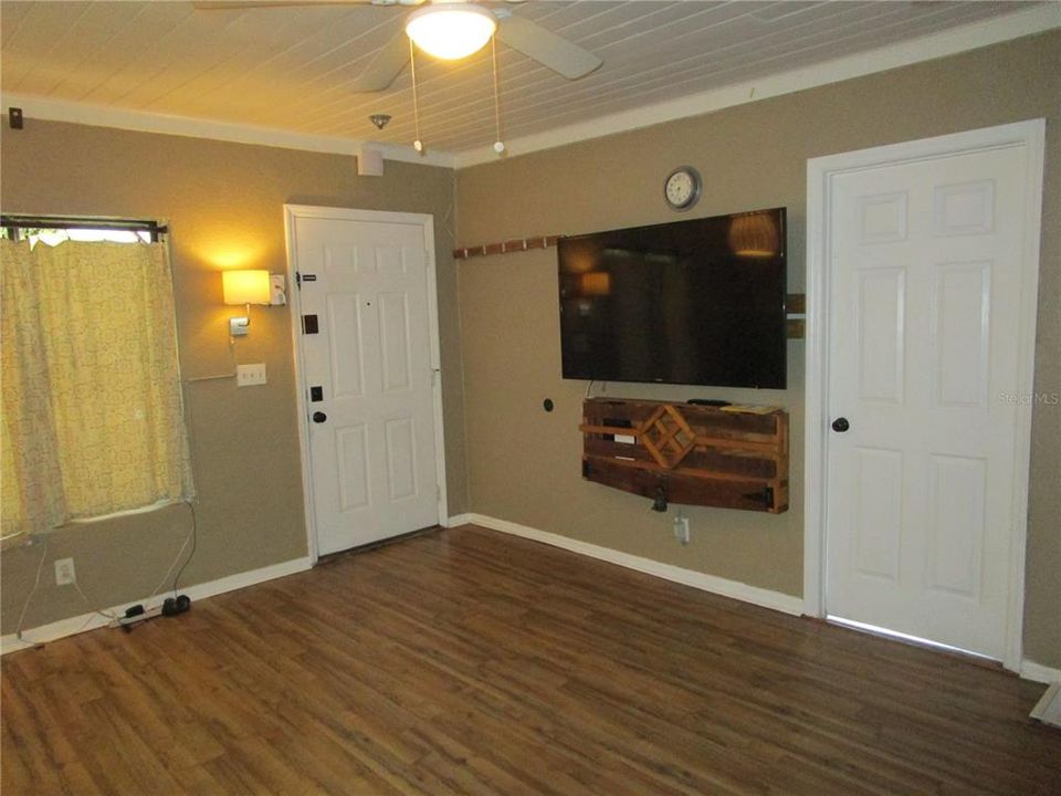 出租: $1,700 (3 贝兹, 1 浴室, 875 平方英尺)