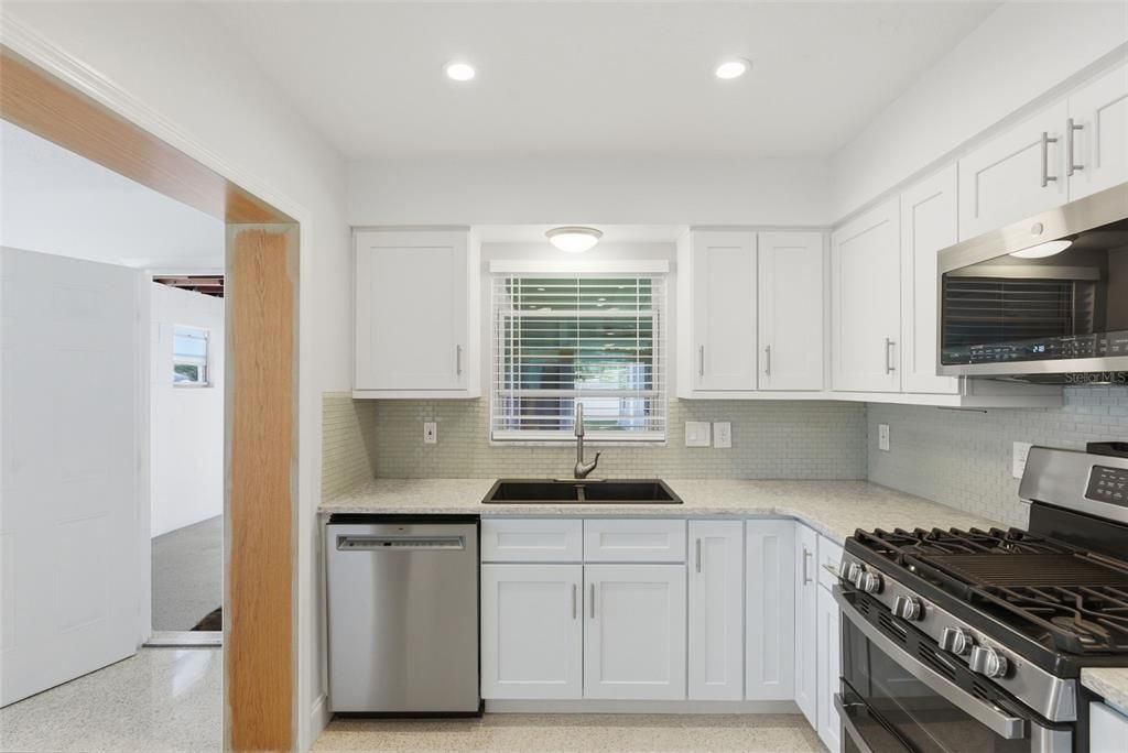 For Sale: $360,000 (3 beds, 1 baths, 1006 Square Feet)