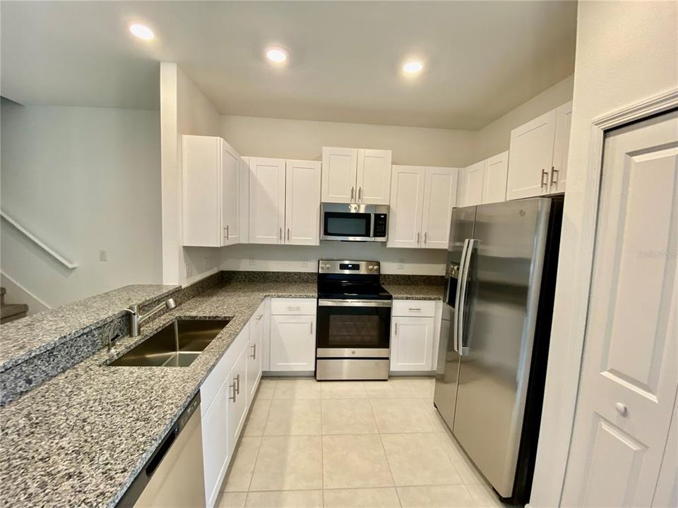 出租: $2,000 (3 贝兹, 2 浴室, 1666 平方英尺)