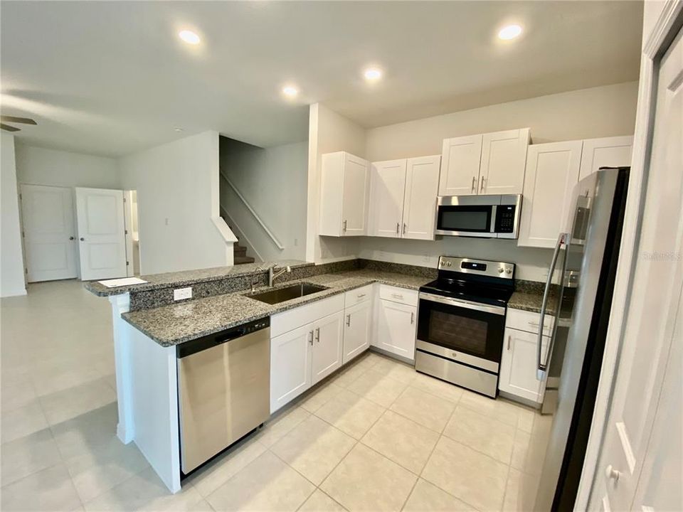 出租: $2,000 (3 贝兹, 2 浴室, 1666 平方英尺)