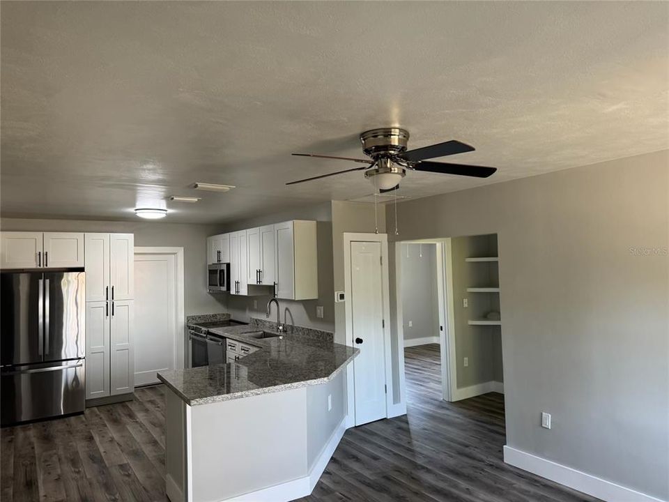 出租: $2,400 (2 贝兹, 1 浴室, 900 平方英尺)