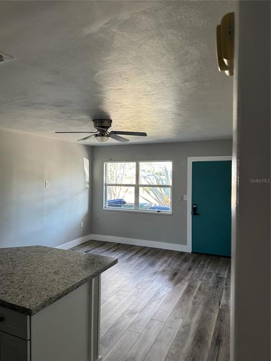 出租: $2,400 (2 贝兹, 1 浴室, 900 平方英尺)