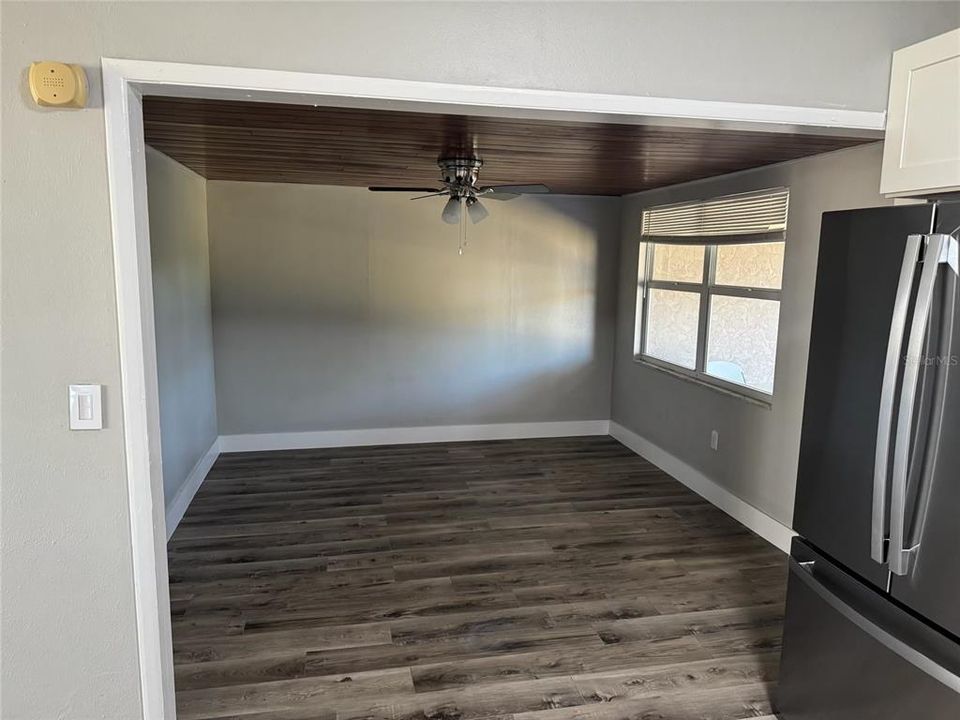 出租: $2,400 (2 贝兹, 1 浴室, 900 平方英尺)