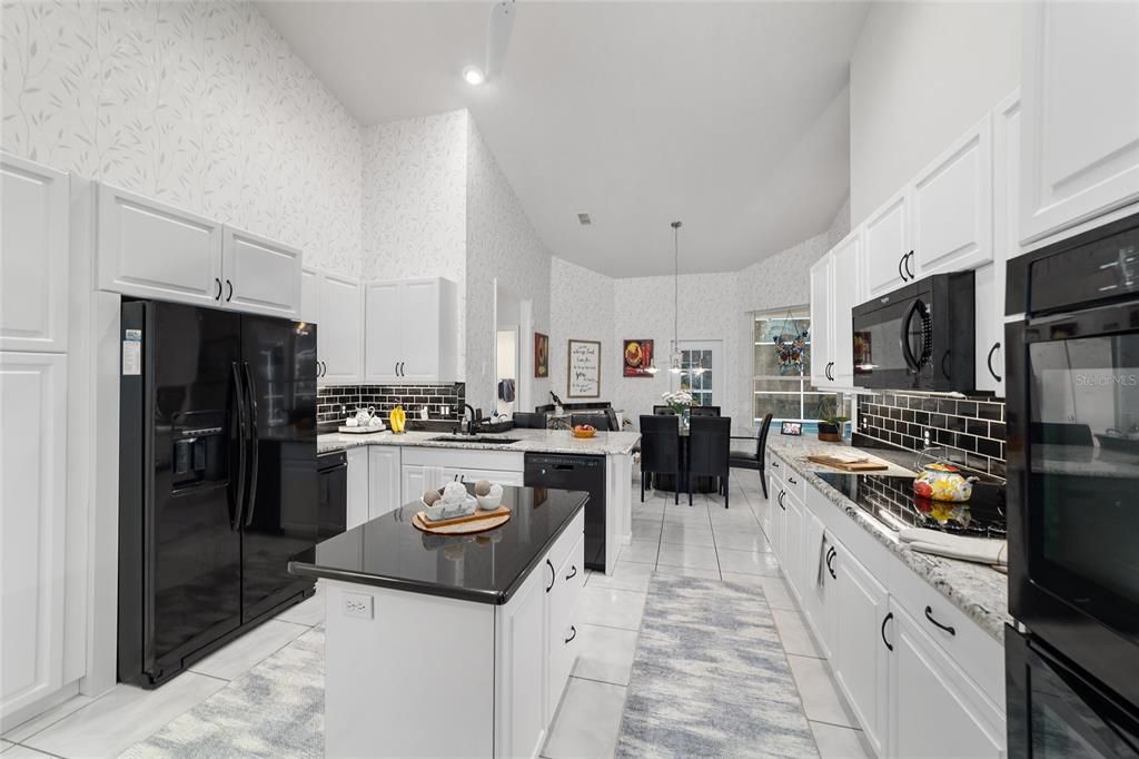 合同活跃: $429,000 (3 贝兹, 2 浴室, 2238 平方英尺)