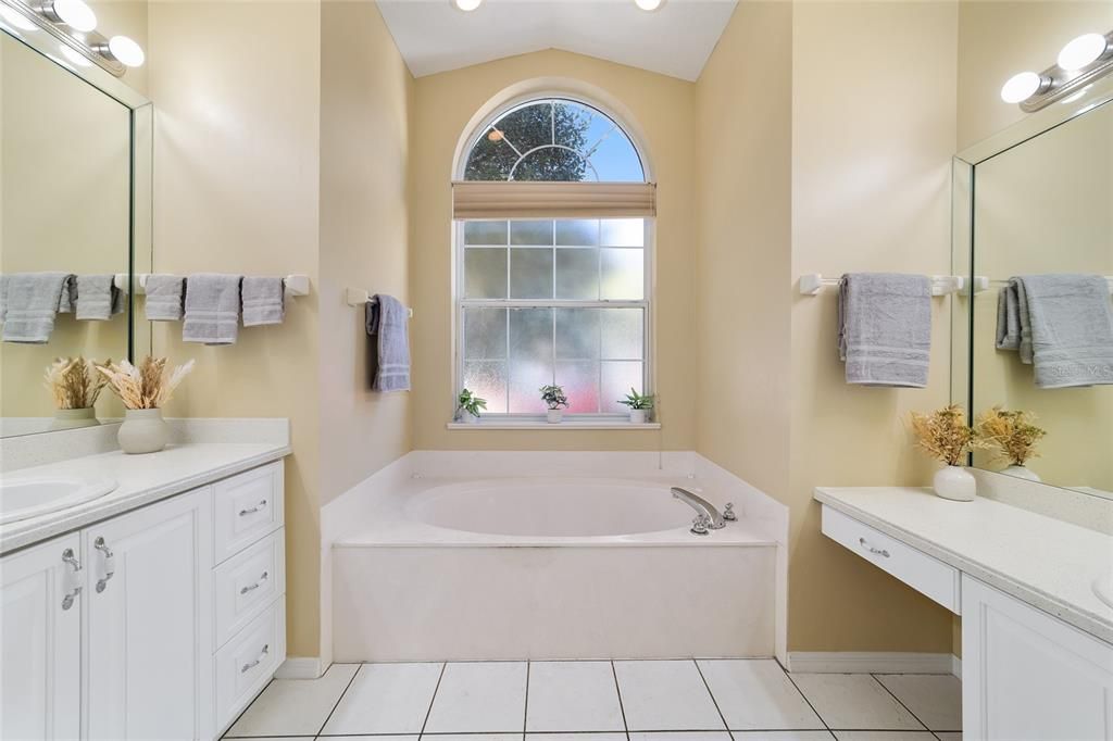 合同活跃: $429,000 (3 贝兹, 2 浴室, 2238 平方英尺)