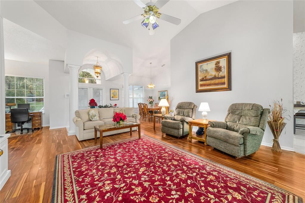 合同活跃: $429,000 (3 贝兹, 2 浴室, 2238 平方英尺)