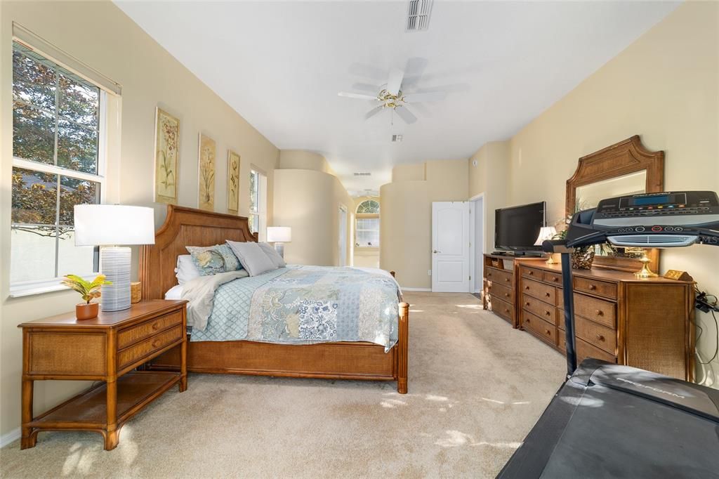 合同活跃: $429,000 (3 贝兹, 2 浴室, 2238 平方英尺)