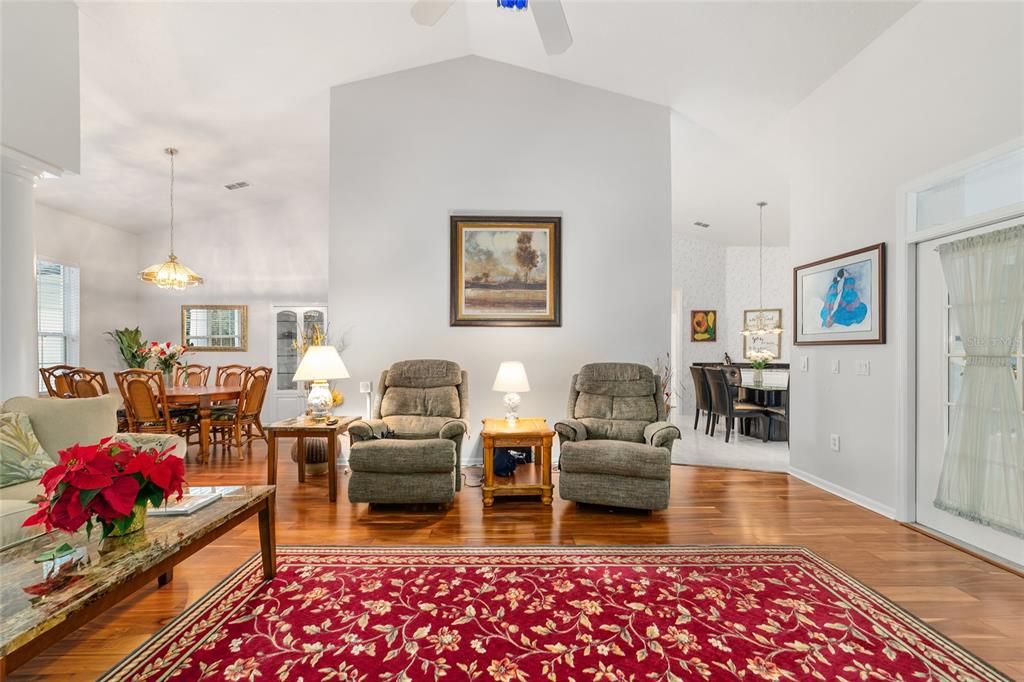 合同活跃: $429,000 (3 贝兹, 2 浴室, 2238 平方英尺)