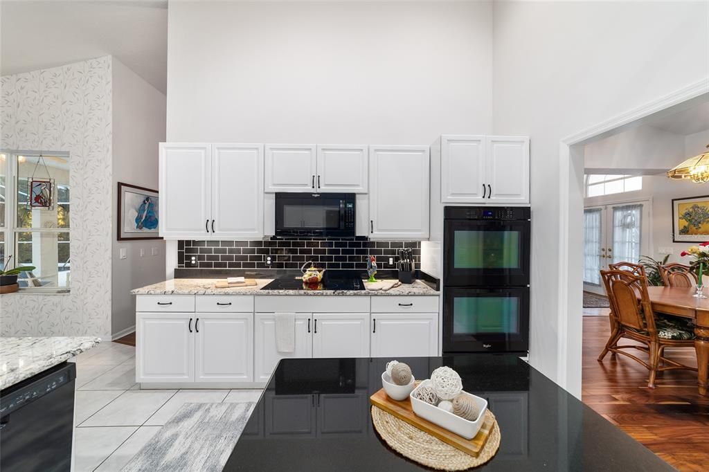 合同活跃: $429,000 (3 贝兹, 2 浴室, 2238 平方英尺)