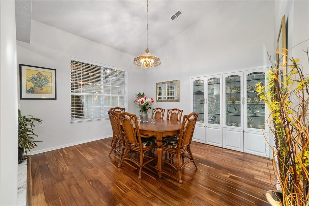 合同活跃: $429,000 (3 贝兹, 2 浴室, 2238 平方英尺)