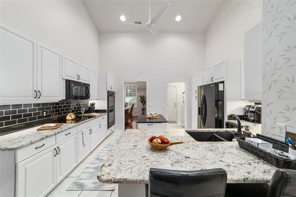 合同活跃: $429,000 (3 贝兹, 2 浴室, 2238 平方英尺)