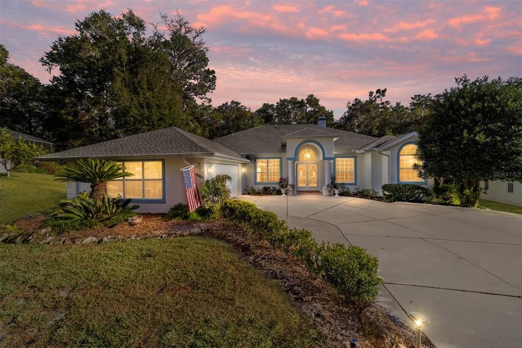 合同活跃: $429,000 (3 贝兹, 2 浴室, 2238 平方英尺)