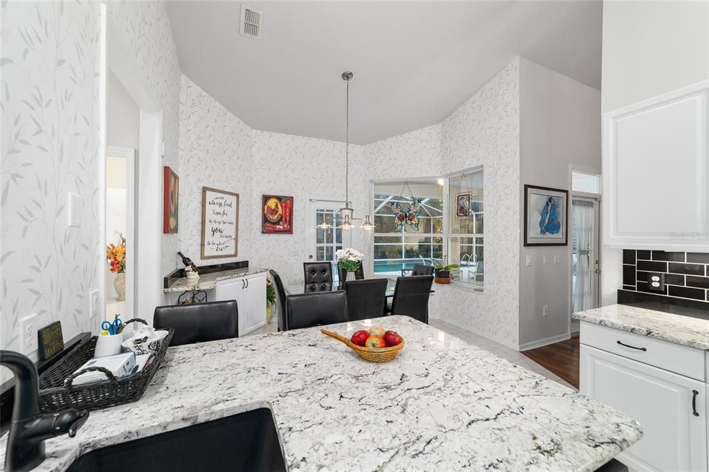 合同活跃: $429,000 (3 贝兹, 2 浴室, 2238 平方英尺)