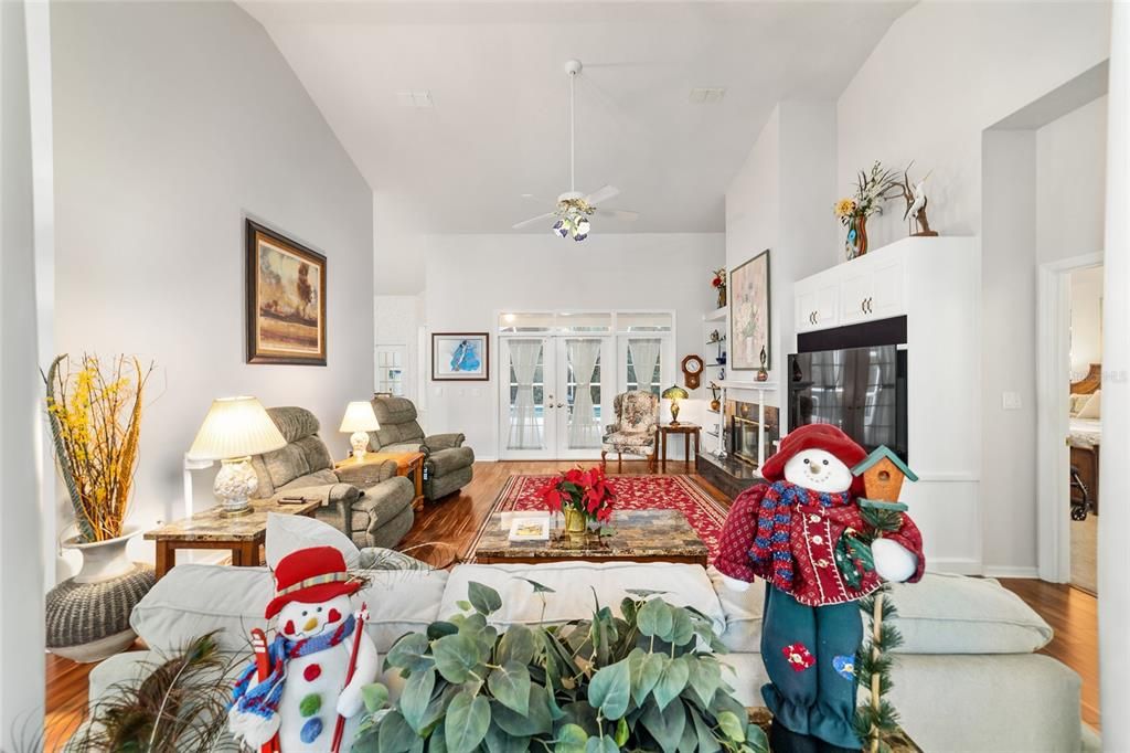 合同活跃: $429,000 (3 贝兹, 2 浴室, 2238 平方英尺)