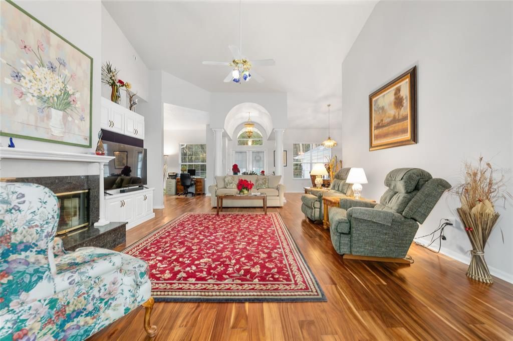 合同活跃: $429,000 (3 贝兹, 2 浴室, 2238 平方英尺)