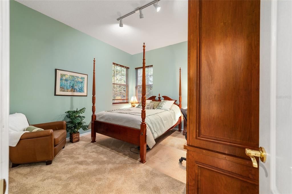 合同活跃: $429,000 (3 贝兹, 2 浴室, 2238 平方英尺)