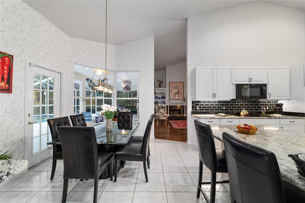 合同活跃: $429,000 (3 贝兹, 2 浴室, 2238 平方英尺)