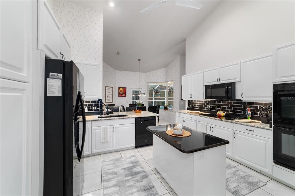 合同活跃: $429,000 (3 贝兹, 2 浴室, 2238 平方英尺)