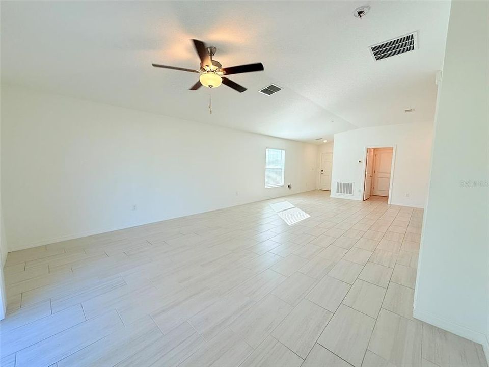 For Rent: $2,190 (4 beds, 2 baths, 1817 Square Feet)