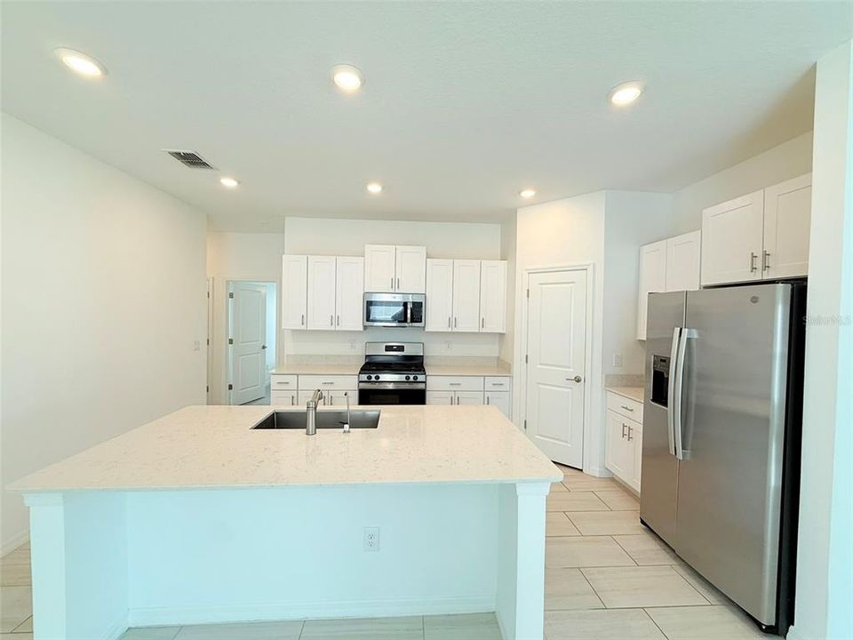 For Rent: $2,190 (4 beds, 2 baths, 1817 Square Feet)