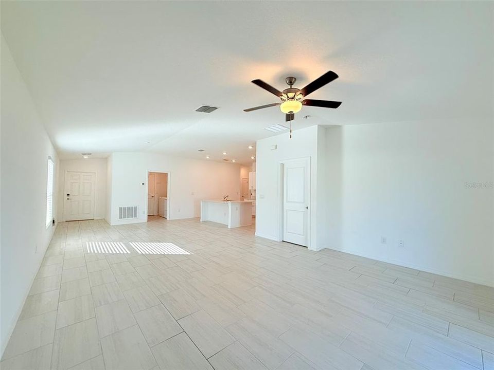 For Rent: $2,190 (4 beds, 2 baths, 1817 Square Feet)