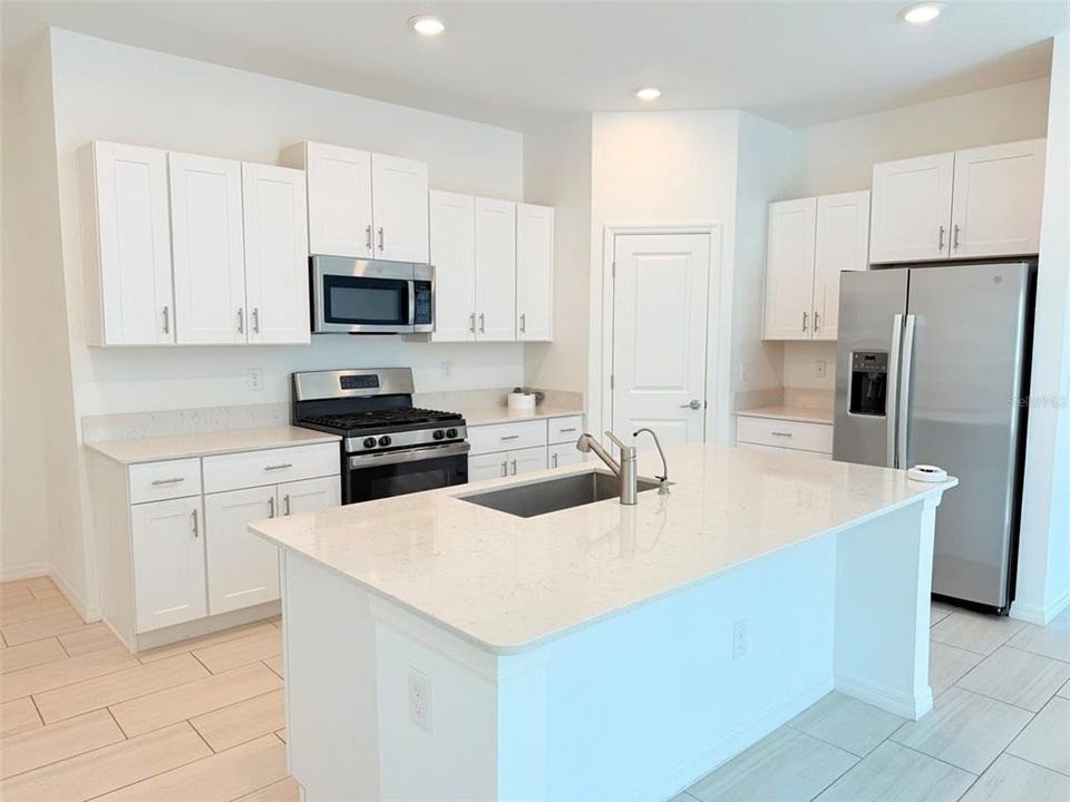 For Rent: $2,190 (4 beds, 2 baths, 1817 Square Feet)