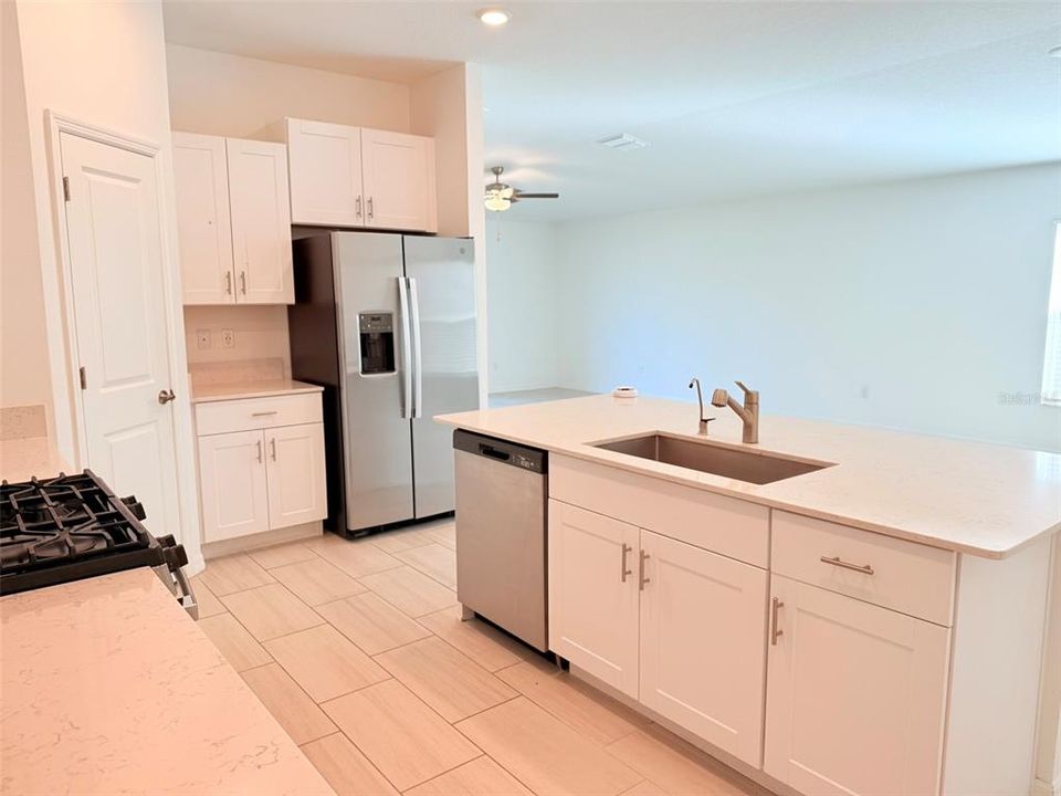 For Rent: $2,190 (4 beds, 2 baths, 1817 Square Feet)