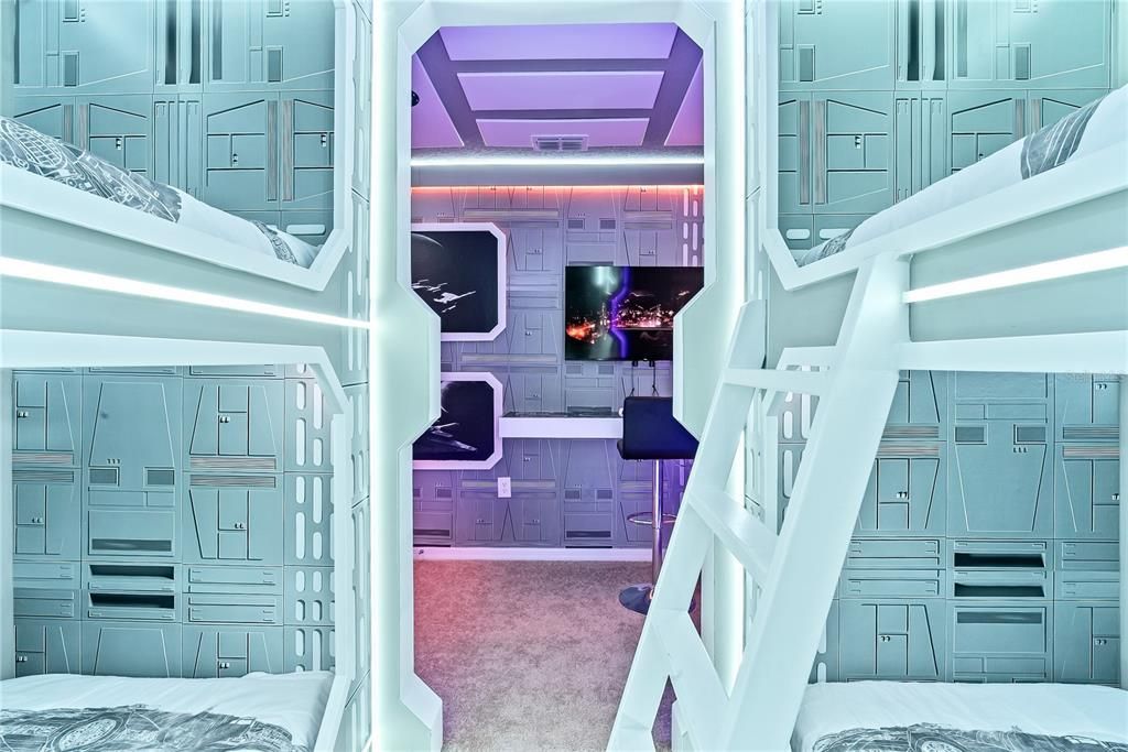 На продажу: $1,196,000 (8 спален, 6 ванн, 4026 Квадратных фут)