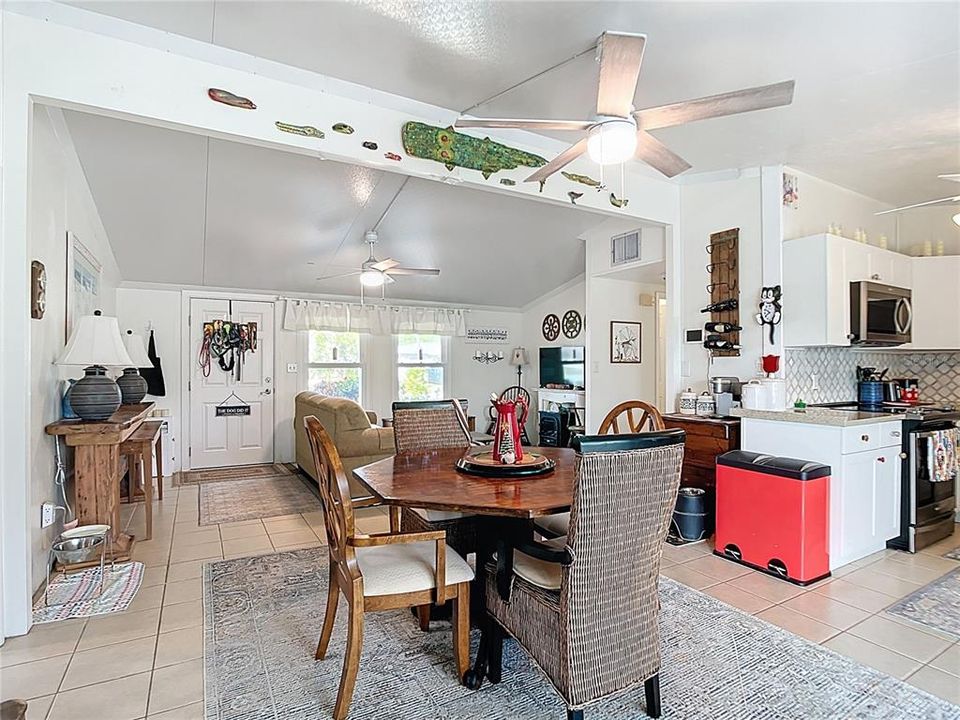 For Sale: $315,000 (3 beds, 2 baths, 1050 Square Feet)