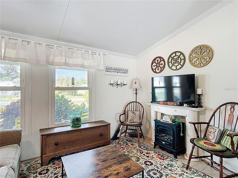 For Sale: $315,000 (3 beds, 2 baths, 1050 Square Feet)