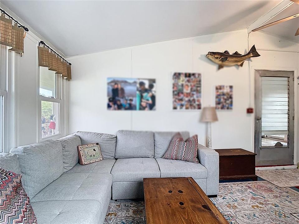 For Sale: $315,000 (3 beds, 2 baths, 1050 Square Feet)