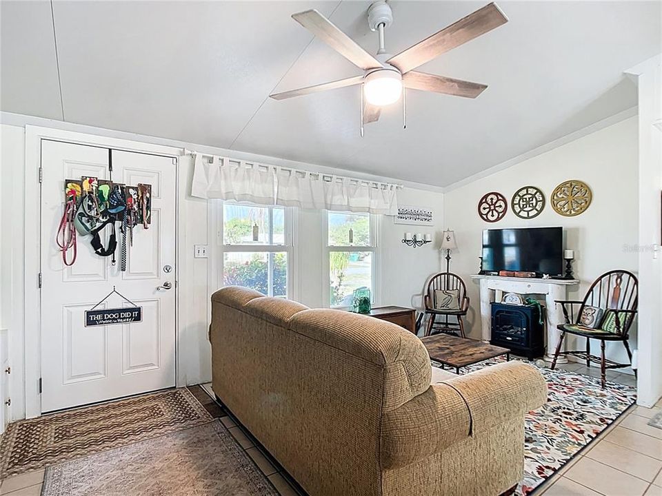 For Sale: $315,000 (3 beds, 2 baths, 1050 Square Feet)