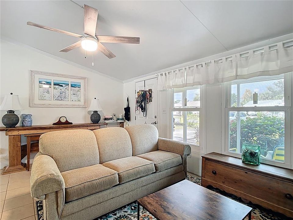 For Sale: $315,000 (3 beds, 2 baths, 1050 Square Feet)