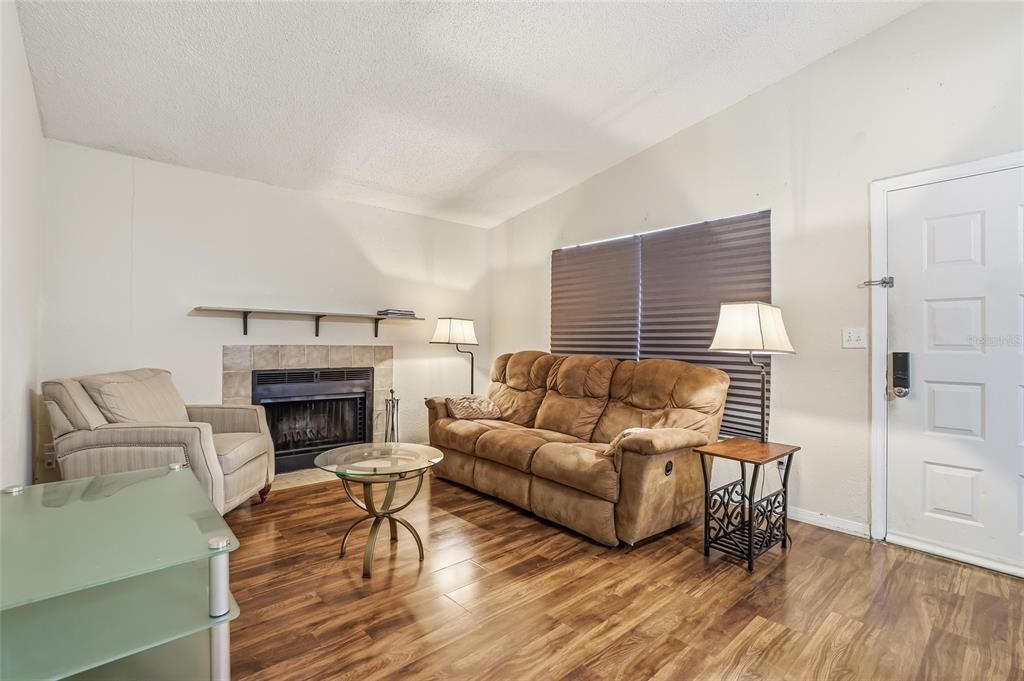 出租: $1,500 (2 贝兹, 2 浴室, 912 平方英尺)