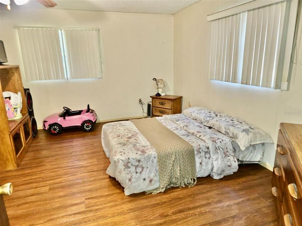 На продажу: $295,000 (4 спален, 2 ванн, 2017 Квадратных фут)