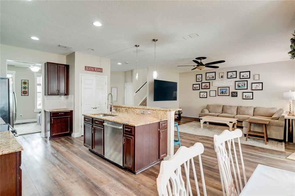 На продажу: $625,000 (5 спален, 3 ванн, 2630 Квадратных фут)