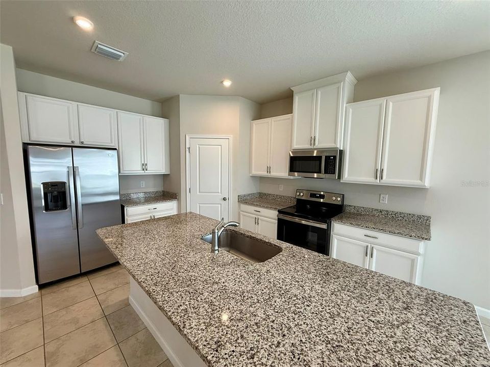 For Rent: $2,800 (4 beds, 3 baths, 2021 Square Feet)