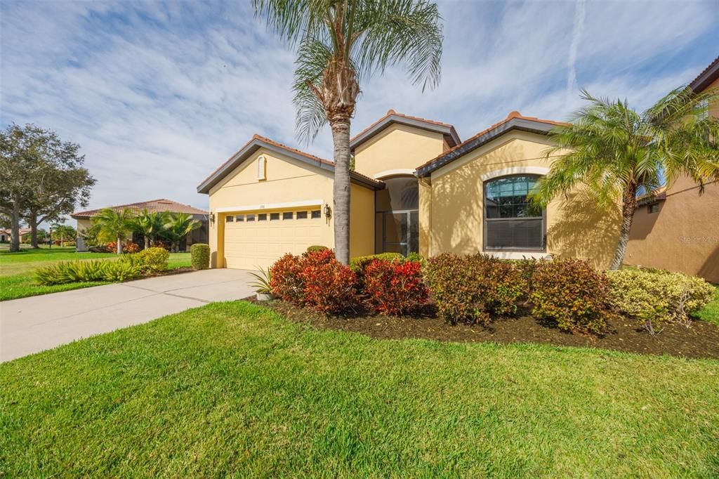 For Sale: $399,000 (2 beds, 2 baths, 1933 Square Feet)