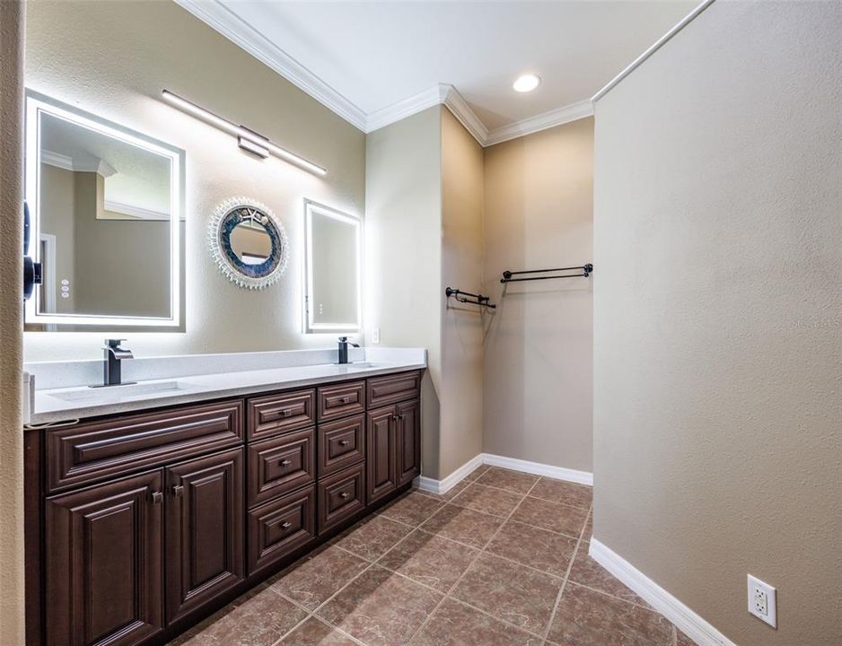 For Sale: $399,000 (2 beds, 2 baths, 1933 Square Feet)