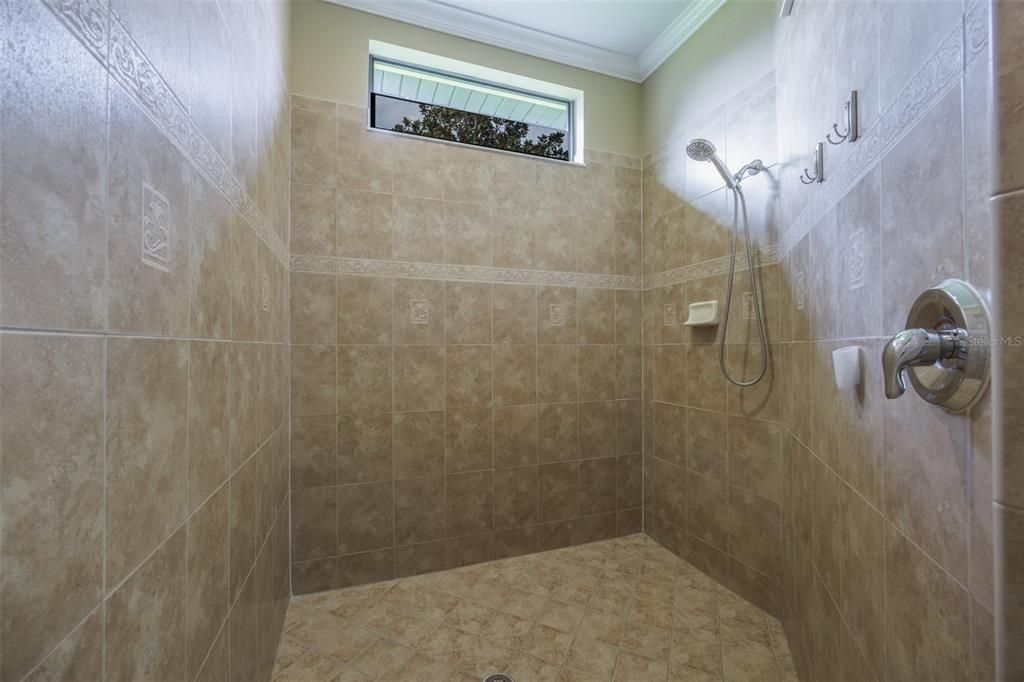 For Sale: $399,000 (2 beds, 2 baths, 1933 Square Feet)